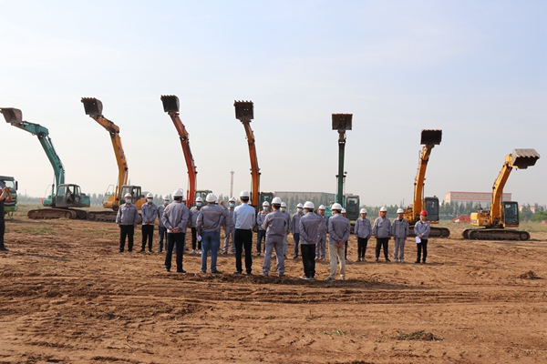 1588338595.jpg 3施工現(xiàn)場車輛整裝待發(fā)1.JPG