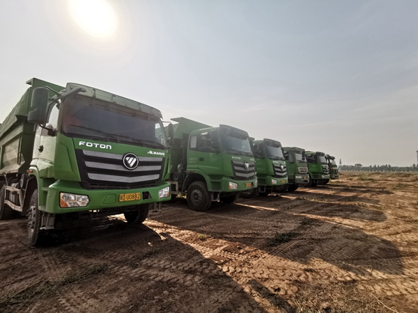 1588338621.jpg 4施工現(xiàn)場車輛整裝待發(fā)2.jpg